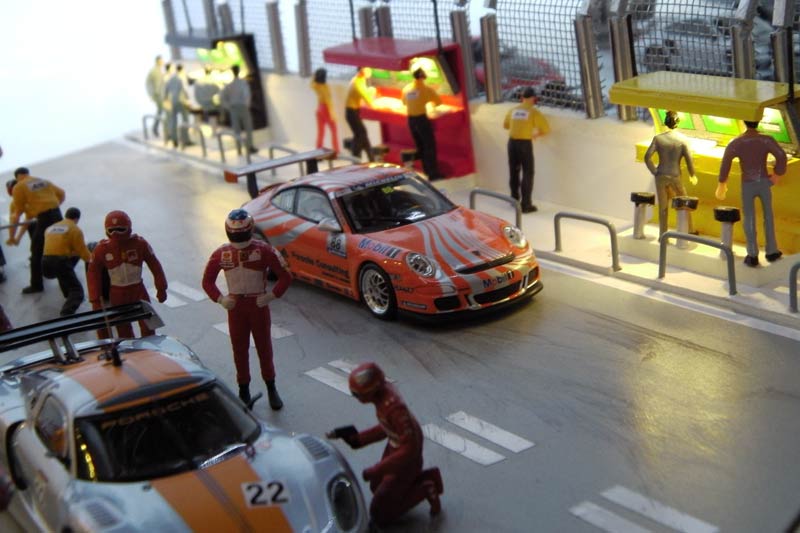 Ausstellungsvitrine eines echten Porschefans