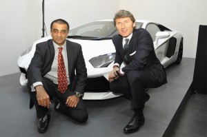 Stephan Winkelmann, Präsident und CEO Automobili Lamborghini, und Mohan Mariwala, Managing Director Auto Hangar